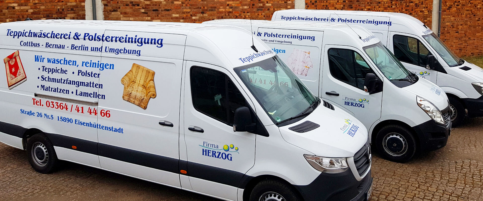 Firmenfuhrpark - Firmenfahrzeuge/Sprinter auf dem Firmenparkplatz