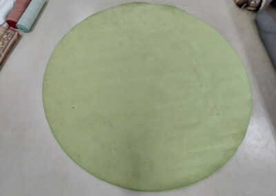 runder grüner Teppich vor der Reinigung bei der Eingangskontrolle