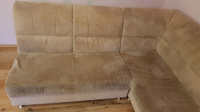 verschmutztes braunes Sofa vor der Reinigung