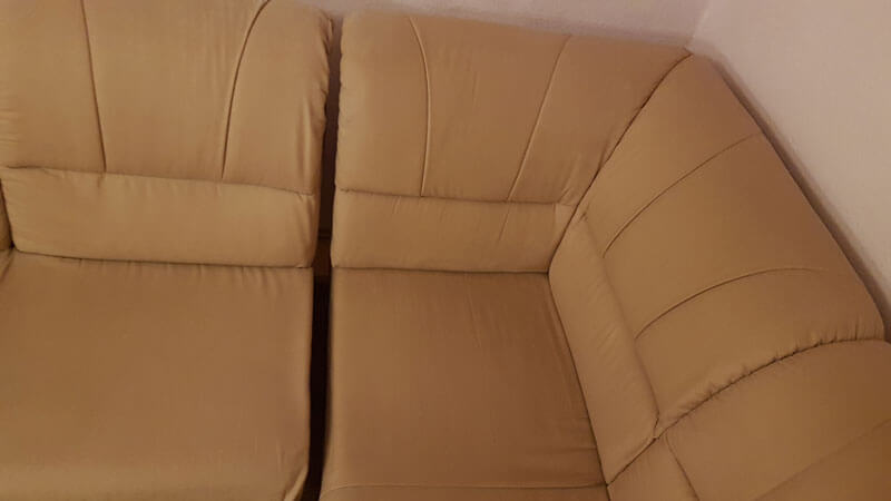 braunes Sofa nach der Reinigung