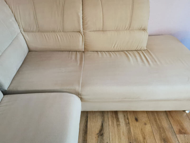 beiges Sofa nach der Reinigung im nassen Zustand